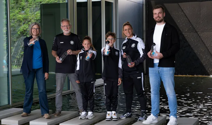 Übergabe von Trinkflaschen durch MEDICE Health Family